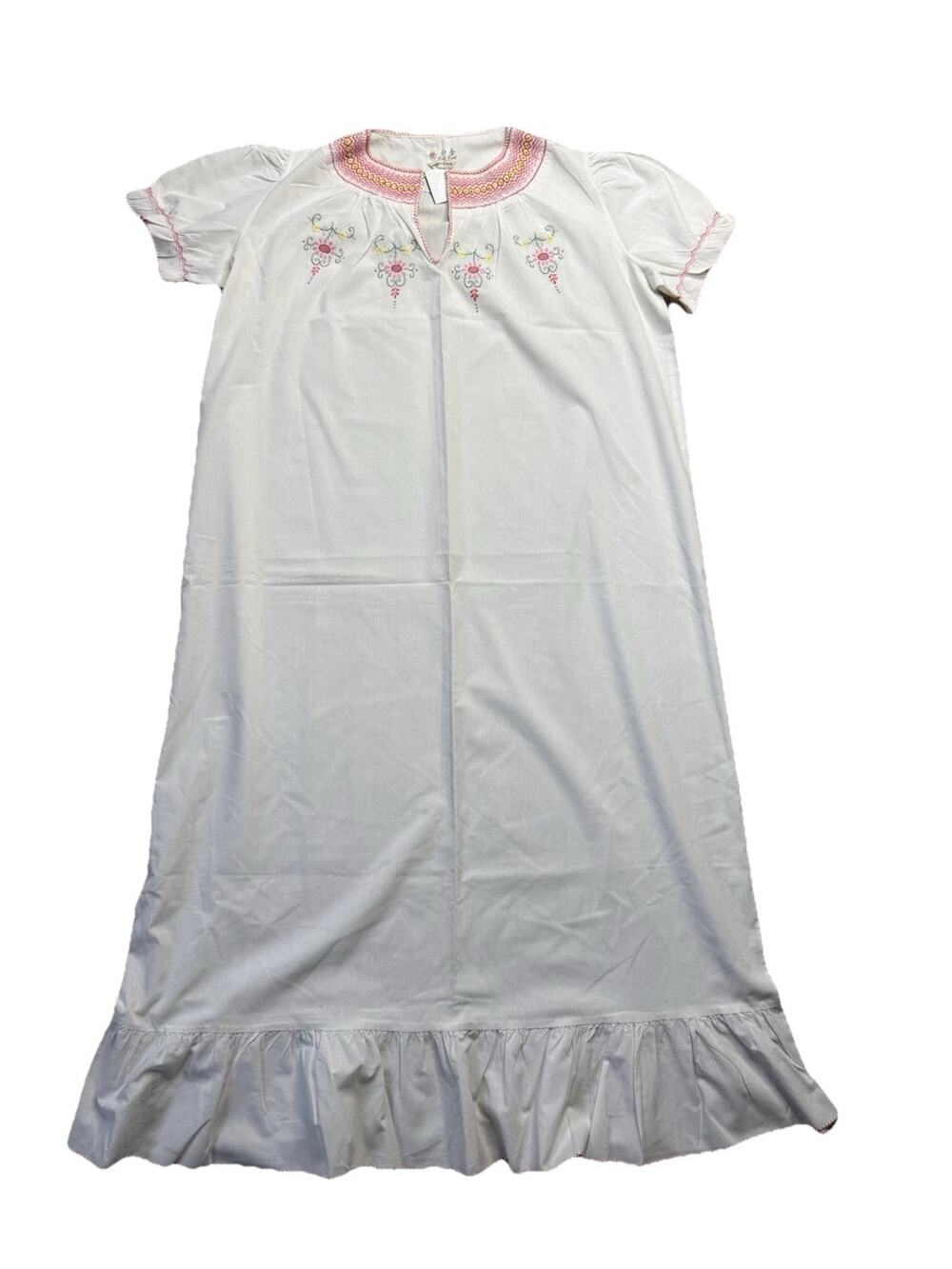 Vintage Embroidered White Smocked Ruffle Nightgown Romantic Cottagecore Sz L